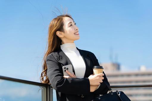 遠くを見つめる女性・ビジネスウーマン 女性,スマホ,スマートフォンの写真素材