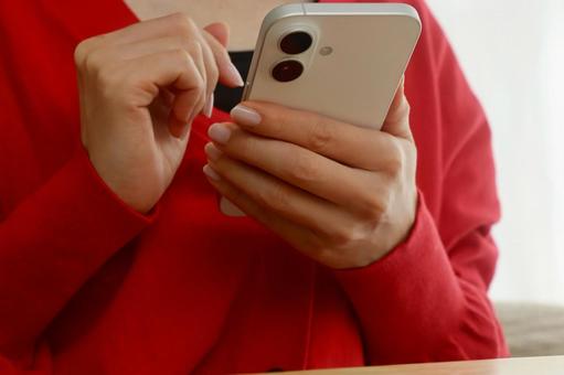 スマホを持つ女性 スマホ,女性,ビジネスの写真素材