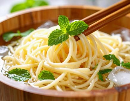 細いうどん 冷たい麺 細いうどん 冷たい麺の写真