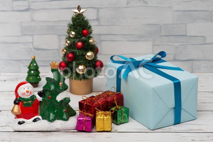 クリスマスプレゼントとサンタクロース クリスマス,プレゼント,サンタクロースの写真素材