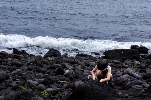 <素材>夏の荒れた海を一人散策する男の子 <素材>夏の荒れた海を一人散策する男の子 子供,男性,人物の写真素材
