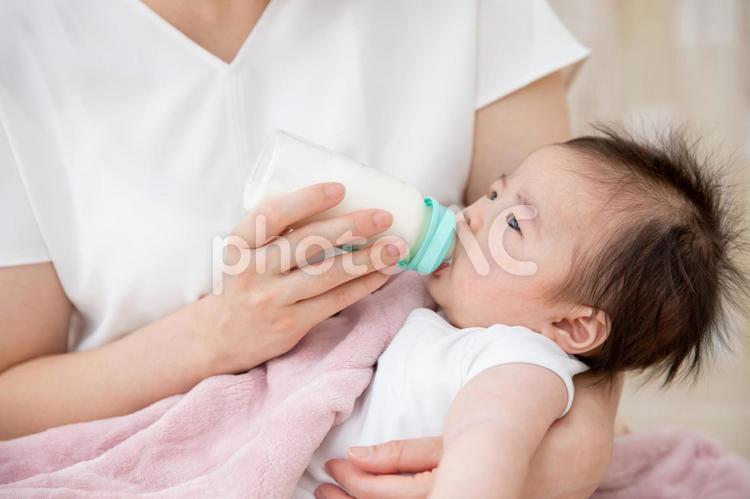 ミルクを飲む赤ちゃん 赤ちゃん,哺乳瓶,授乳の写真素材