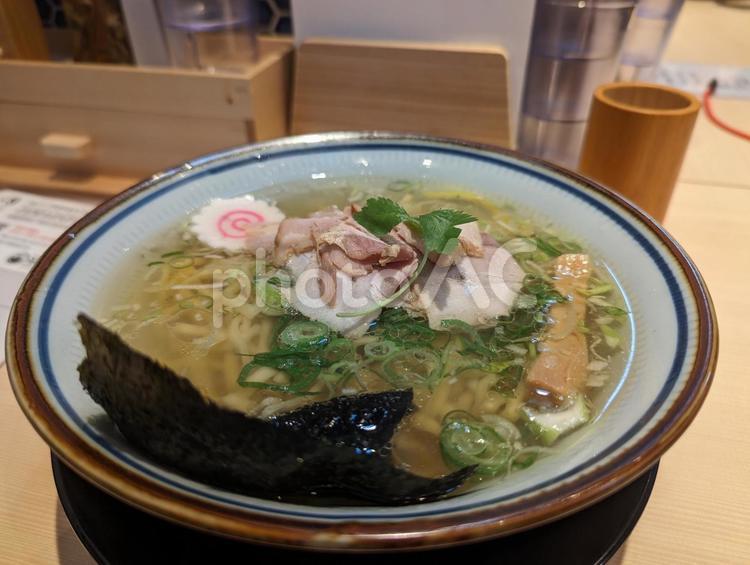 お寿司屋さんの塩ラーメン ラーメン,塩ラーメン,しおラーメンの写真素材