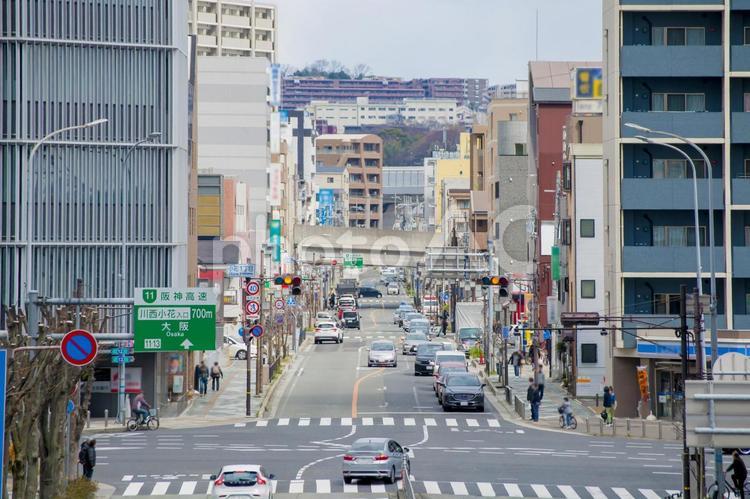 川西能勢口駅前風景（小花1丁目交差点） 川西市,小花1丁目,川西市内の写真素材