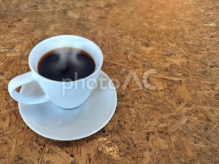 白いカップ&ソーサーで飲む一杯のコーヒー コーヒー,カップ＆ソーサー,カップアンドソーサーの写真素材
