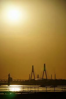 鶴見つばさ橋と朝焼け 鶴見つばさ橋と朝焼け 朝焼け,横浜,横浜市の写真素材
