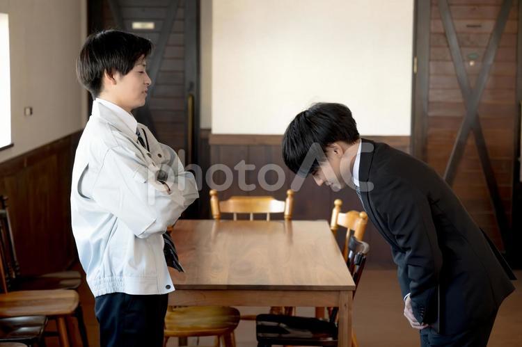 謝罪するビジネスマン 謝罪,お辞儀,ビジネスマンの写真素材