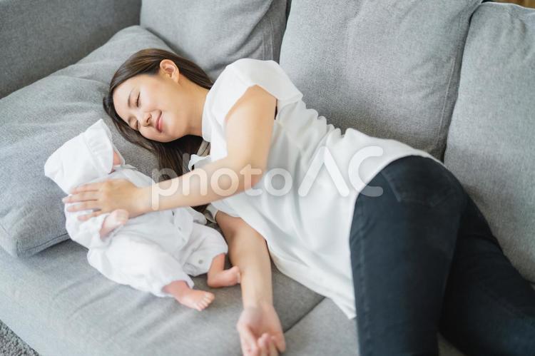 ソファで休む赤ちゃんとママ 赤ちゃん,ママ,子育ての写真素材