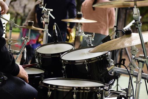 ドラムセット　黒　野外ステージ（３） ドラムセット,ドラム,ドラマーの写真素材