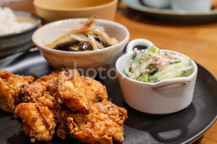 唐揚げと副菜のボリューム定食 唐揚げ,からあげ,鶏肉の写真素材