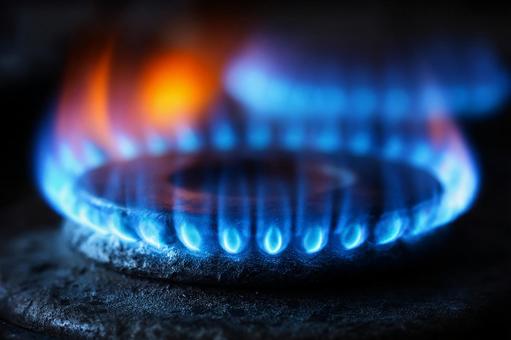ガスコンロに燃える青い炎の写真