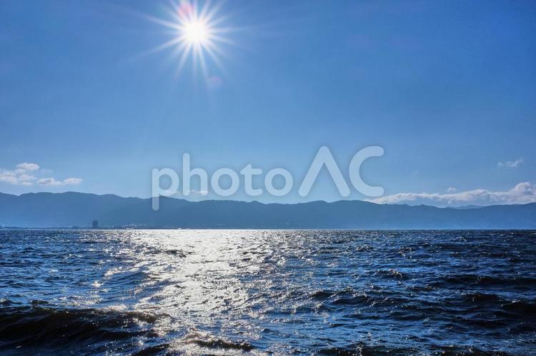 冬の波だった諏訪湖と太陽 冬,澄み切った,波の写真素材