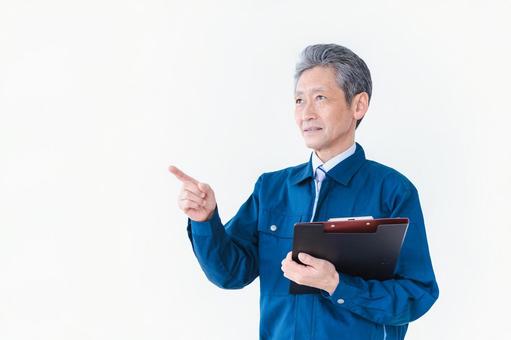 安全確認をする作業服を着た高齢男性 中年,ビル,保全の写真素材