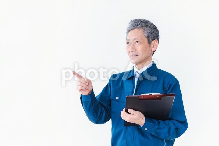 安全確認をする作業服を着た高齢男性 中年,ビル,保全の写真素材