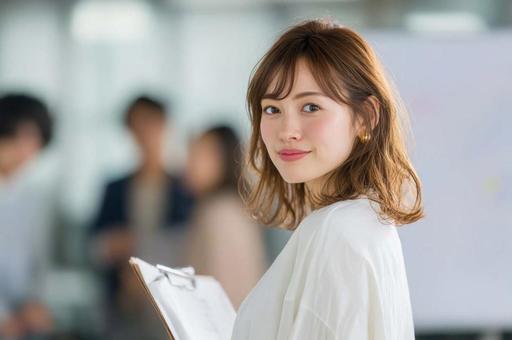 会議で資料を説明する女性 会議で資料を説明する女性の写真