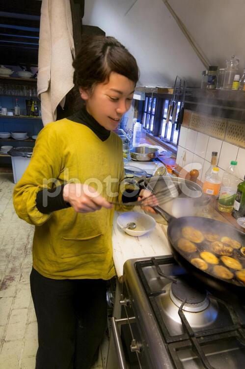 北欧のキッチンでナスの生姜焼きを作る女性 女性,料理,キッチンの写真素材