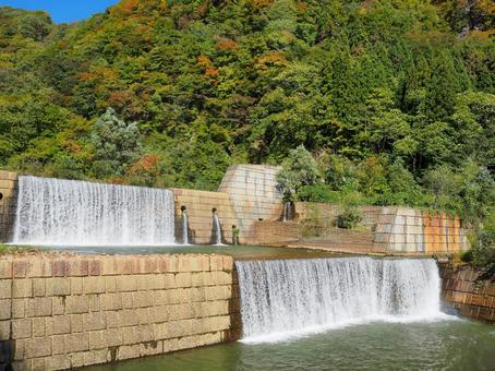 秋の景色７ ダム,関川一号砂防えん堤,長野県の写真素材