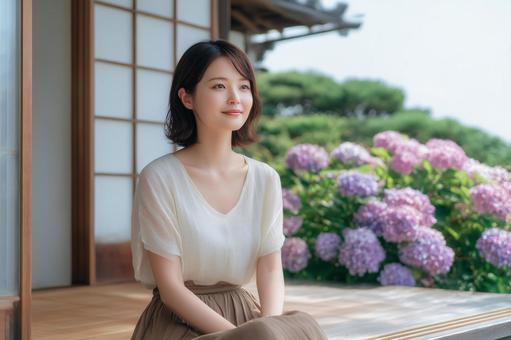 アジサイと日本家屋と女性 アジサイと日本家屋と女性の写真