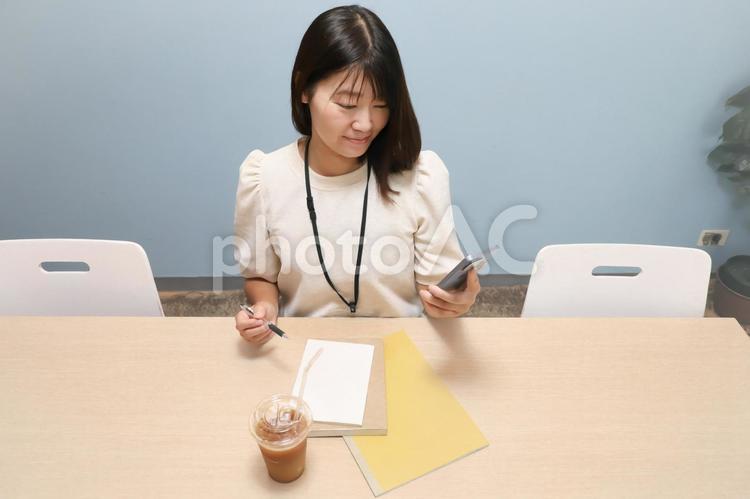 連絡を取るオフィスレディー 女性,人物,日本人の写真素材