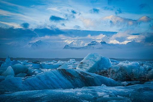 氷山と雪のコントラスト 氷山と雪のコントラスト 氷河,氷山,雪の写真素材