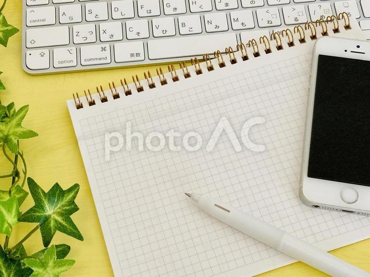 PC・スマホとノート（黄色背景） 仕事,ビジネス,キーボードの写真素材