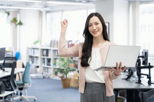 オフィスカジュアルの若い女性エンジニア オフィスカジュアルの若い女性エンジニア ビジネス,オフィス,エンジニアの写真素材