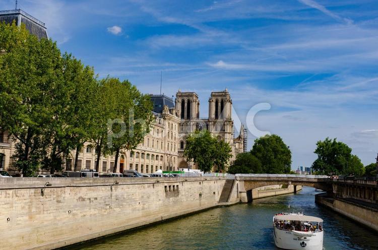 修復中のノートルダム大聖堂、遠景 フランス,パリ,セーヌ川の写真素材