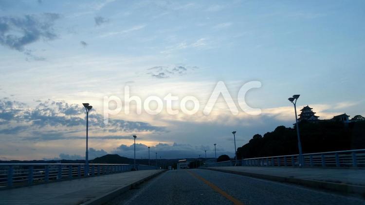 もうすぐ夜だ帰宅しよう 雲,空,素材の写真素材