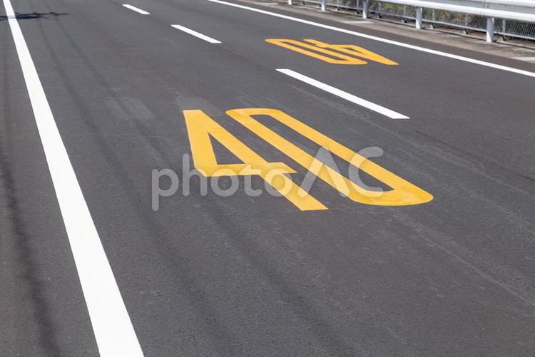 道路の路面表示 道路,路面標示,制限速度の写真素材