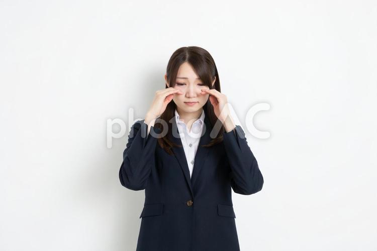 目を伏せて悲しんでいるビジネスウーマン ビジネス,スーツ,ワイシャツの写真素材