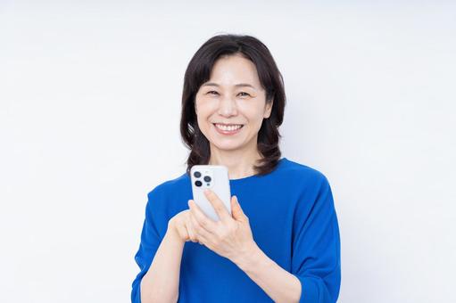 スマホを使うミドルの女性 スマホを使うミドルの女性 スマホ,女性,ミドルの写真素材