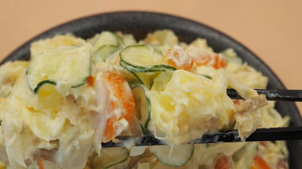 自家製・ポテトサラダ(食べるシーン) 自家製・ポテトサラダ(食べるシーン) ポテトサラダ,自家製,じゃがいもの写真素材