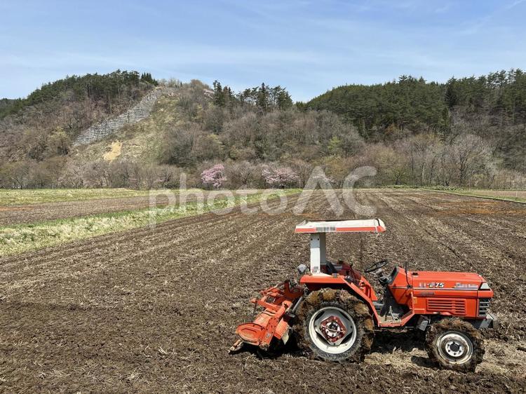農業機械　トラクター　田んぼ耕起 トラクタ,トラクター,農業用トラクタの写真素材