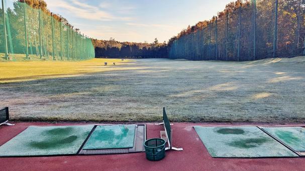 ゴルフ場 大会,練習,紅葉の写真素材