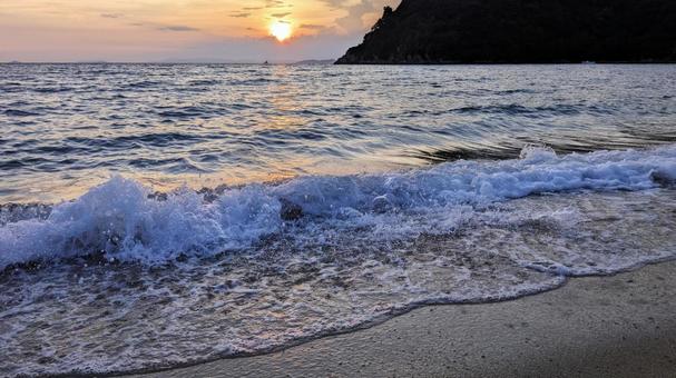 鴨池海岸の夕日-14 今治市,大西町,鴨池海岸の写真素材