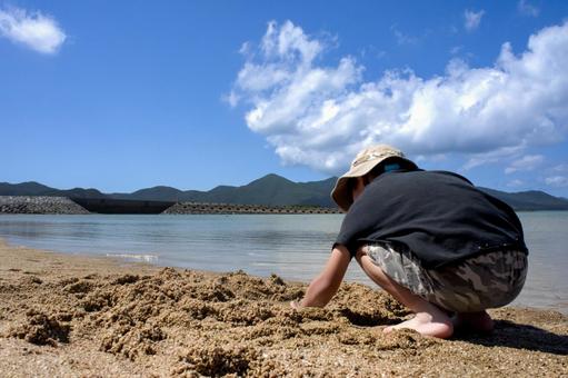 <素材>夏の海水浴場で遊ぶ子供と青空 <素材>夏の海水浴場で遊ぶ子供と青空 子供,小学生,夏の写真素材