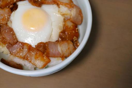 飲食店の今治名物焼き豚たまご飯 飲食店の今治名物焼き豚たまご飯の写真