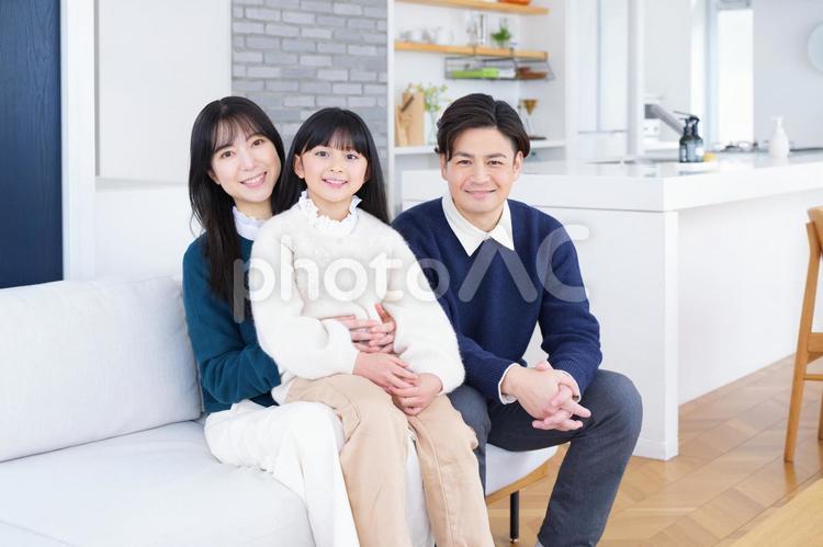 カメラ目線の家族 家族,女の子,女性の写真素材