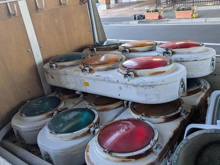 古い信号機 古い信号機 信号機,古い信号,廃棄の写真素材