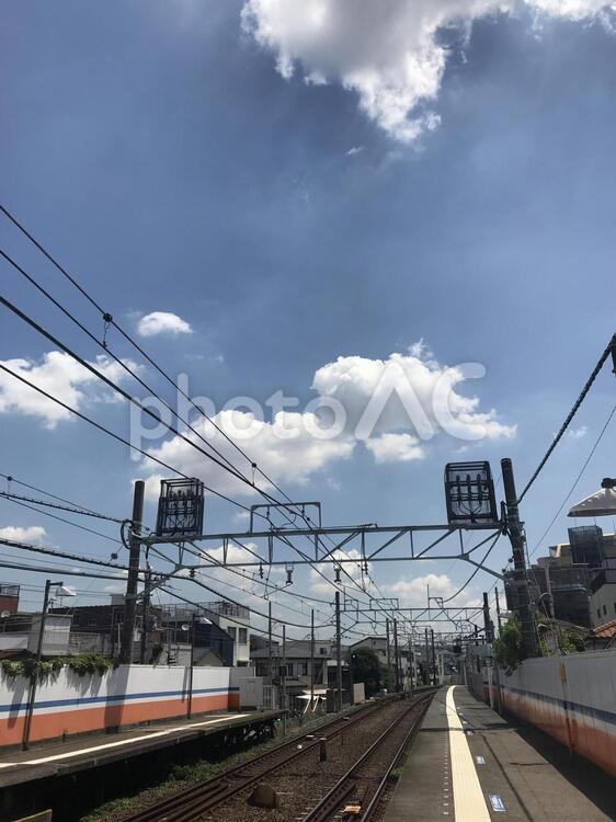 よく晴れた日の線路、ホーム ver.1 鉄道,空,列車の写真素材