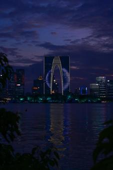 蘇州・金鶏湖から東方之門の眺め 蘇州・金鶏湖から東方之門の眺め 蘇州,金鶏湖,東方之門の写真素材