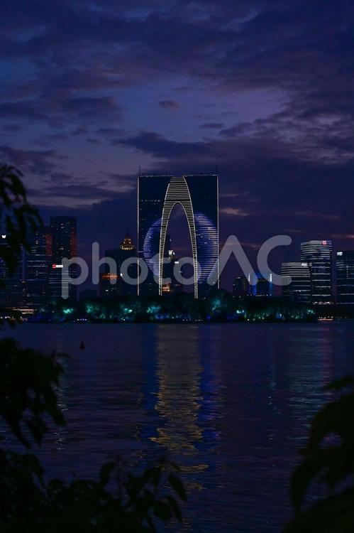 蘇州・金鶏湖から東方之門の眺め 蘇州,金鶏湖,東方之門の写真素材