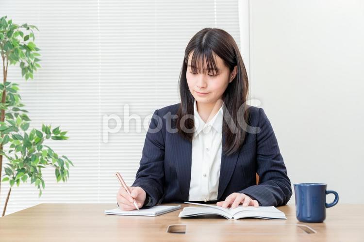 書類を作りや勉強をする女性 会議,ミーティング,仕事の写真素材