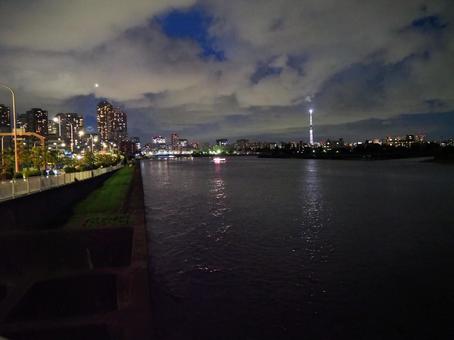 東京スカイツリー&運河を進む屋形船の夜景 東京スカイツリー&運河を進む屋形船の夜景 東京スカイツリー,屋形船,船の写真素材