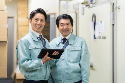倉庫で働く男性作業員 倉庫で働く男性作業員 倉庫,会議,工場の写真素材