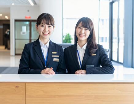 受付コーナー内に座る笑顔の受付嬢 受付コーナー内に座る笑顔の受付嬢の写真