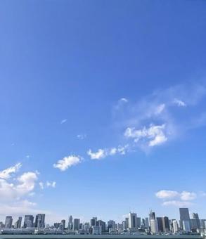 都会のビル群と青空の景色の写真