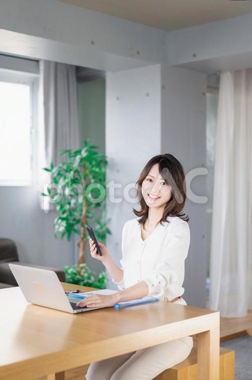 在宅勤務をする若いビジネスウーマン 自宅,web,自由の写真素材