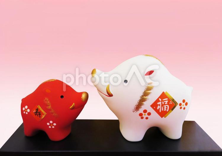 いのしし年年賀状赤と白の張り子親子-ピンク色背景 背景,年賀状,冬の写真素材