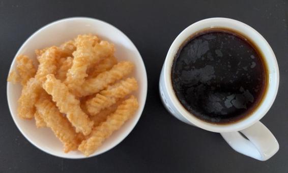 カルディドリップコーヒーとひねり揚げ カルディドリップコーヒーとひねり揚げの写真